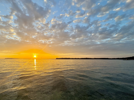 海辺に浮かぶ夕日