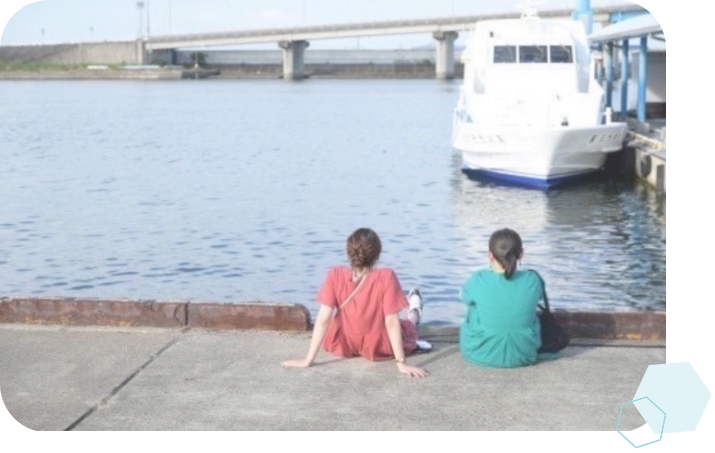 海辺で2人並んでいる風景写真