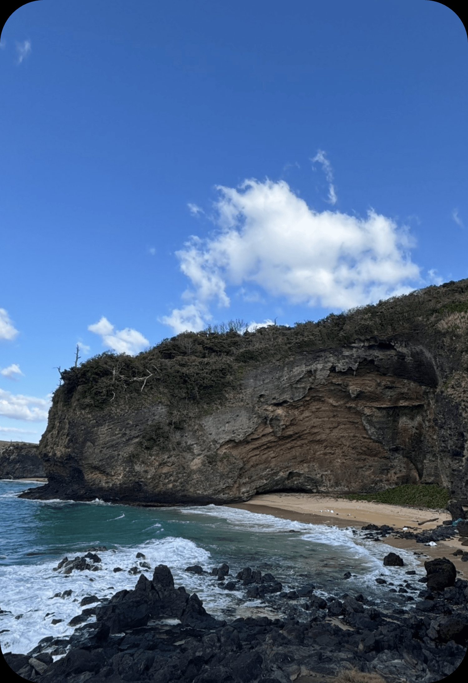 海沿いの岸壁の写真