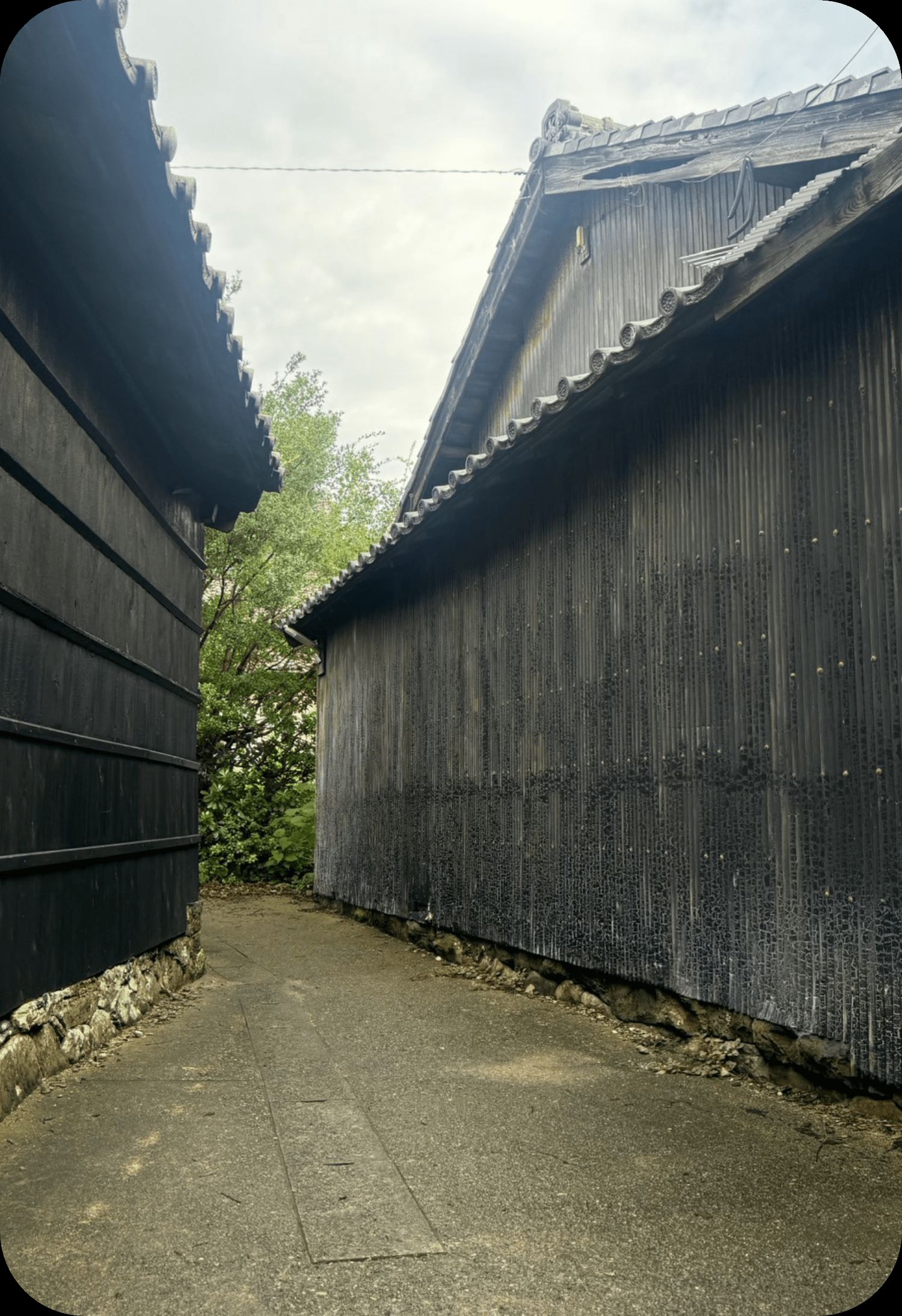 島にある古風な建物の写真